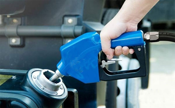 車用(yong)尿素加(jia)注時需(xu)防雜質(zhi)防溢出(chu)