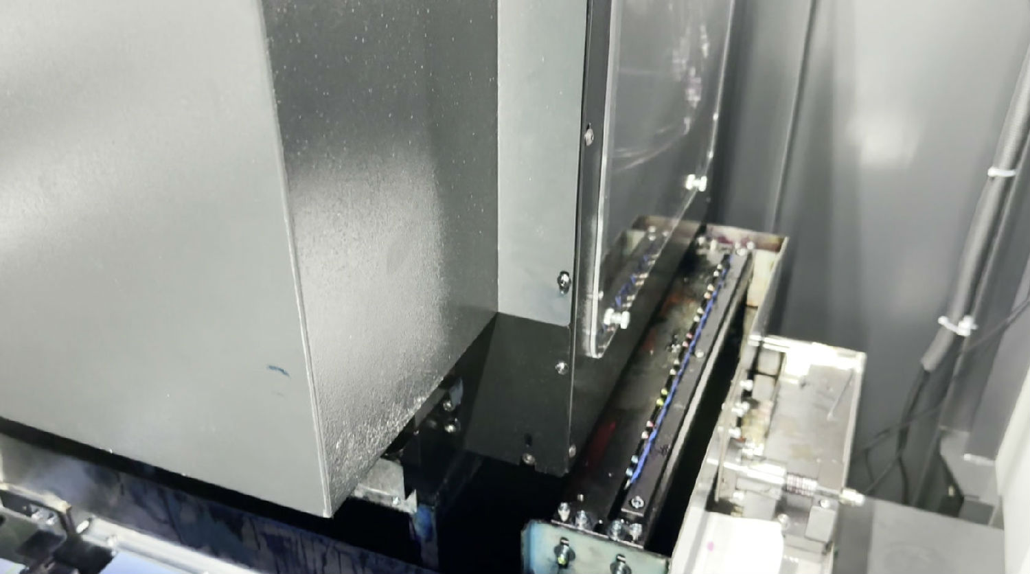 爲(wei)什麽數碼(mǎ)印花機清(qīng)洗噴頭不(bú)出廢墨?